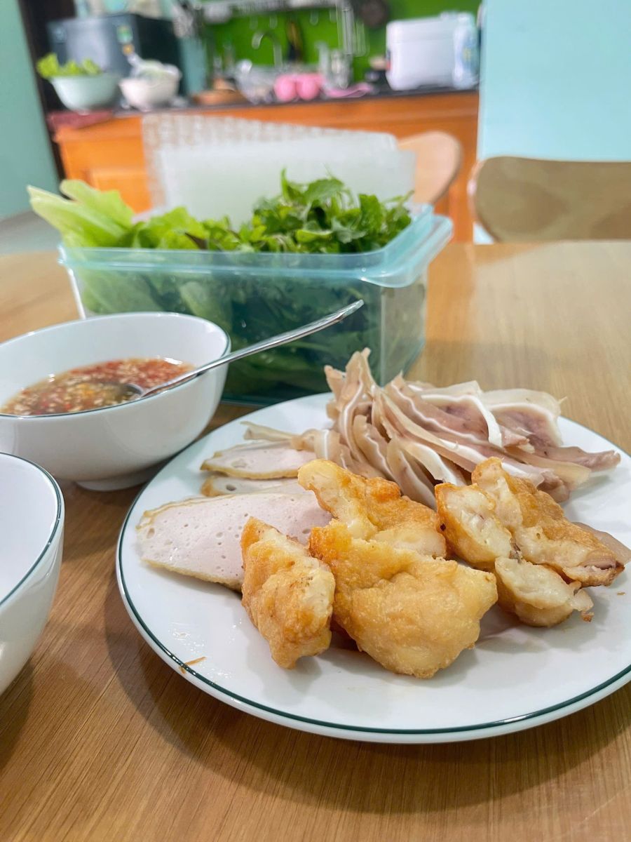 Đĩa chả mực chiên ăn cùng dưa leo và rau thơm