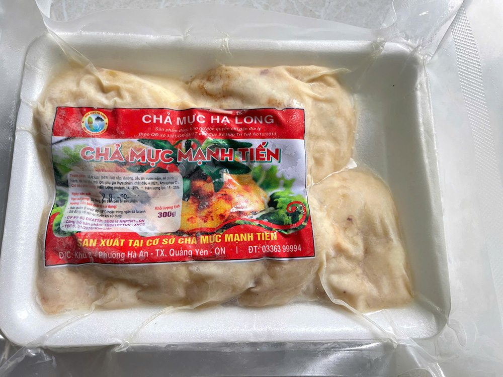 Bữa cơm với chả mực chiên, dưa leo và rau thơm