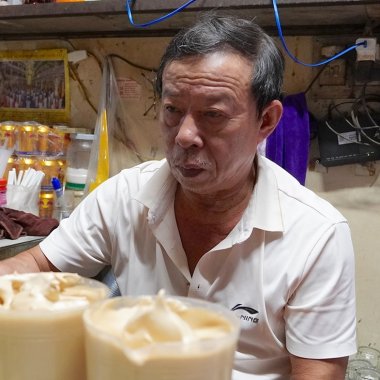 Quán cà phê bọt 30 năm tuổi tại chợ Vinh hút khách