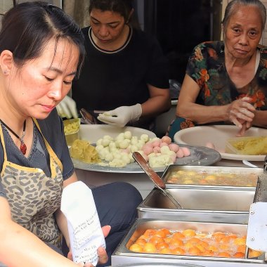 Chuyện về quán bánh rán tí hon 2m2 nổi tiếng nhất Hà Nội