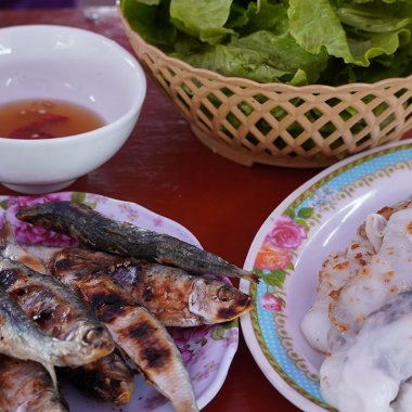 Trải nghiệm ẩm thực độc đáo: Cá trích nướng và bánh mướt nóng tại đền Cờn
