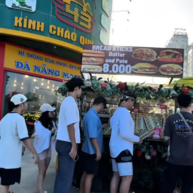 Đà Nẵng xử lý tiệm bánh mì vỉa hè nổi tiếng vì lấn chiếm lòng lề đường