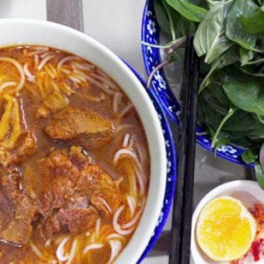 Trải nghiệm hương vị độc đáo của bún bò cay Bạc Liêu giữa lòng cố đô Huế