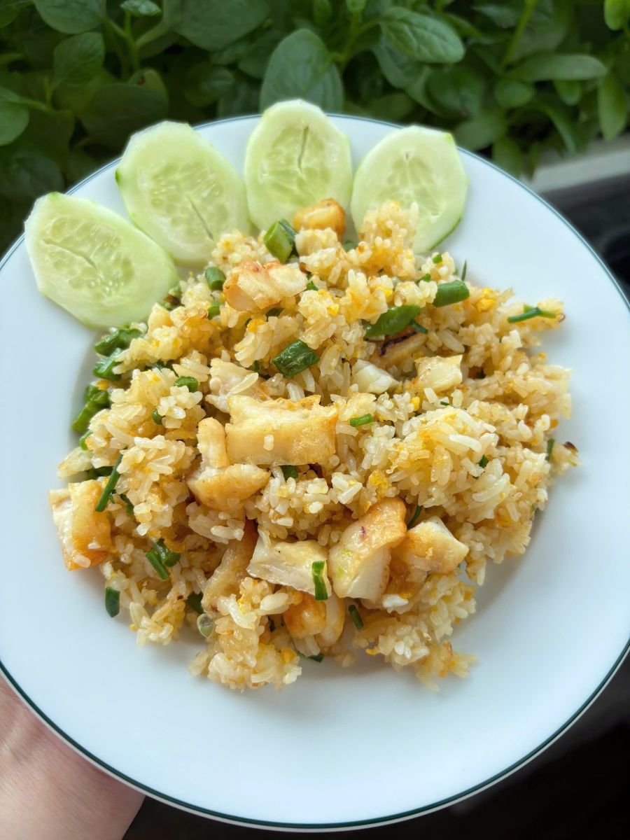 Cơm chiên với chả mực cắt miếng và dưa leo